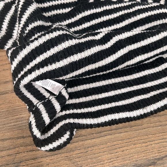 Express mock neck striped sweater size M NEW - Picture 7 of 7